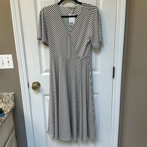 BRAND NEW Long Maxi H&M Black and White Striped V Neck Dress Size S